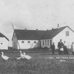 Laurits og Amalies gård i Lille Skeltved ca.1918. Bestyrer Carl og Dusine, Henry. og Carls Søskende
