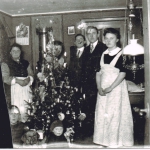 Jul hos Søren Peter og tv.Ane kirstine Nielsen. th olga Sørensen og søskende omk.1908