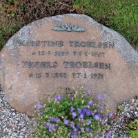 Kirstine og Troels Troelsen. Karup Kirkegård