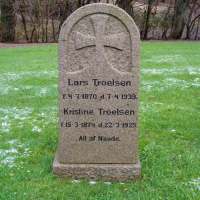 Lars Troelsen-Christine Larsen. Thorning Kirkegård