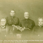Bagerst fra v. Jens Carl Høj´s hustru Ane og hendes mor Else Kirstine Jacobsdatter i forgrunden Jacobine Caroline og Nielsine Kirstine