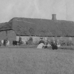 Lars-TroelsenChristine-Larsen-foran-gården-i-Thorning-Vestermark